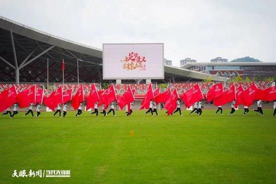 而刚好因为海啸的缘由，两条凶悍的沙鱼游进了超市，因为被死难者的血腥刺激，它们变得疯狂。